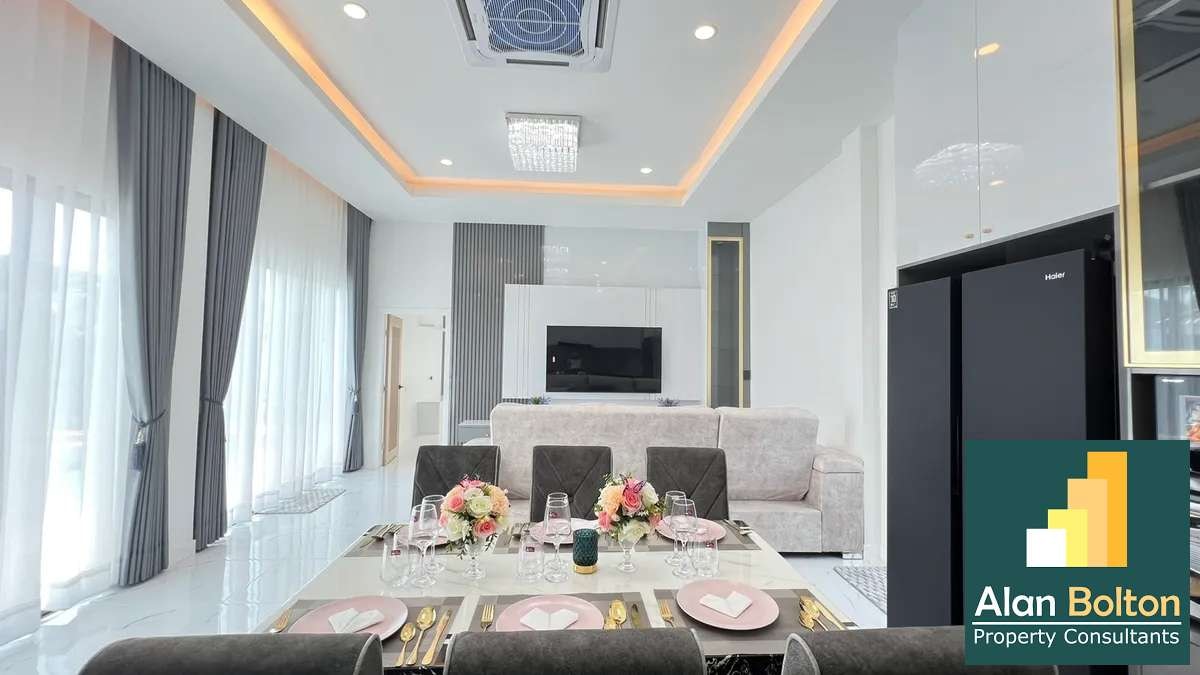 Pool Villa for sale 4 Bedroons 5 Bathrooms in East Pattaya photo 8