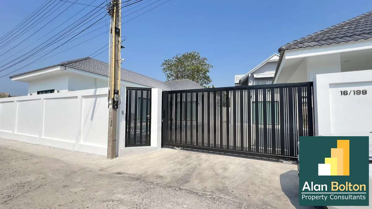 Pool Villa for sale 4 Bedroons 5 Bathrooms in East Pattaya photo 3