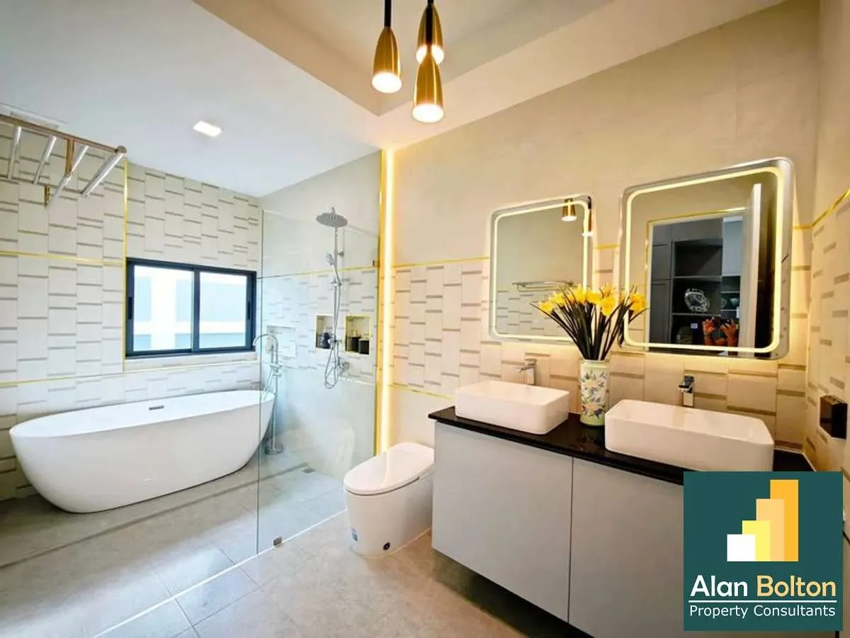 Modern Luxury Pool Villa 4 bedrooms 5 bathrooms near Mabprachan Lake for SALE photo 4