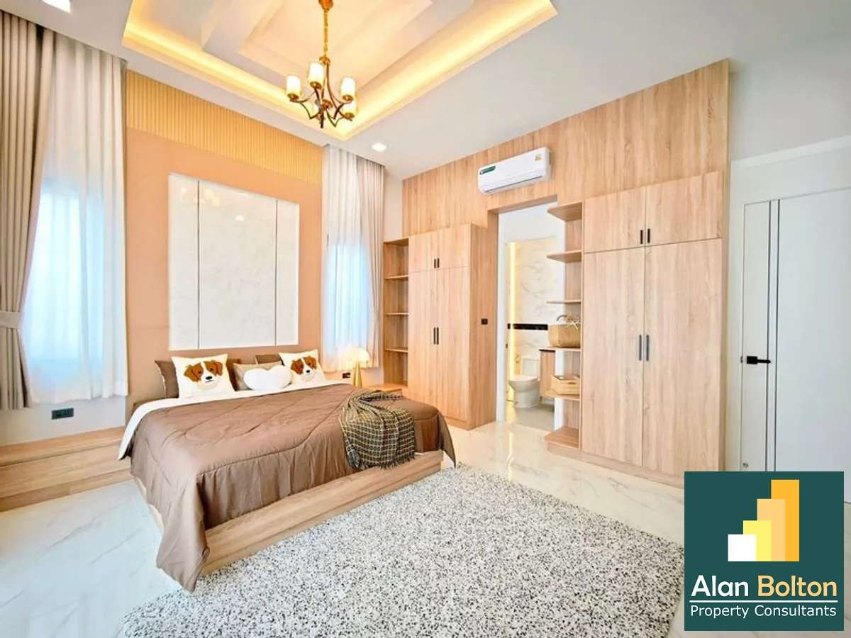 Modern Luxury Pool Villa 4 bedrooms 5 bathrooms near Mabprachan Lake for SALE photo 9