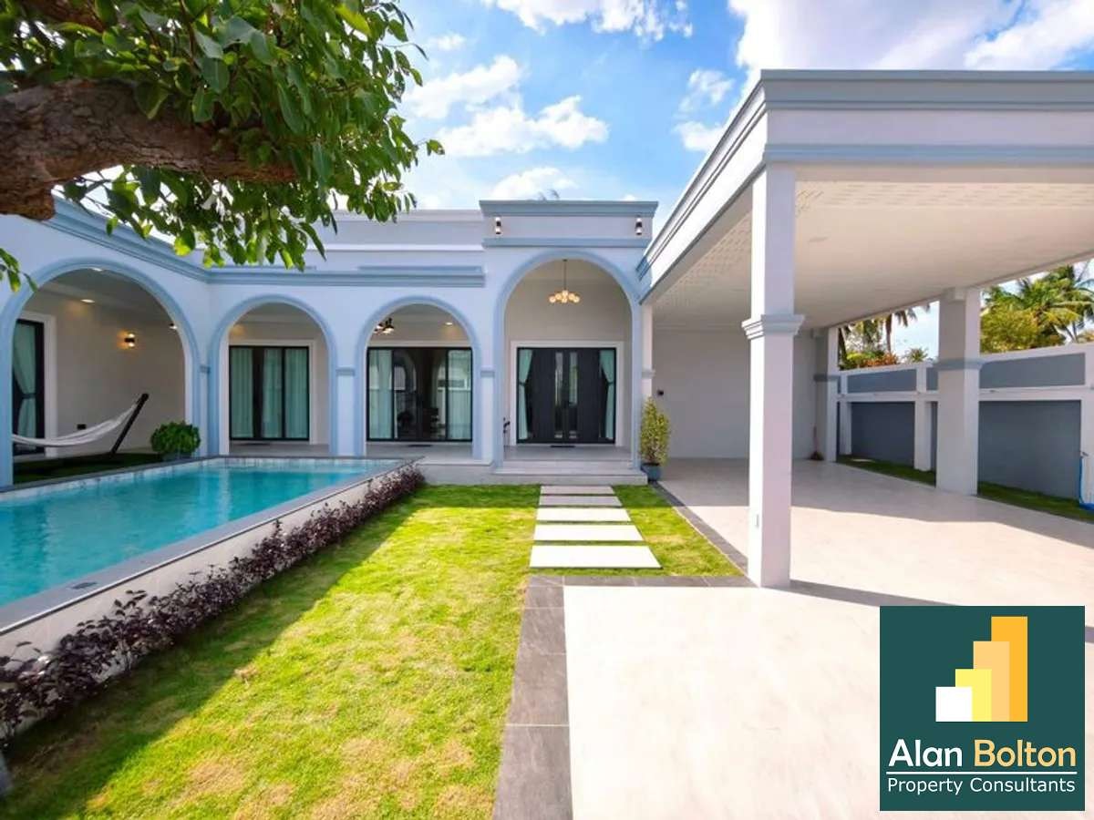 Modern Luxury Pool Villa 4 bedrooms 5 bathrooms near Mabprachan Lake for SALE