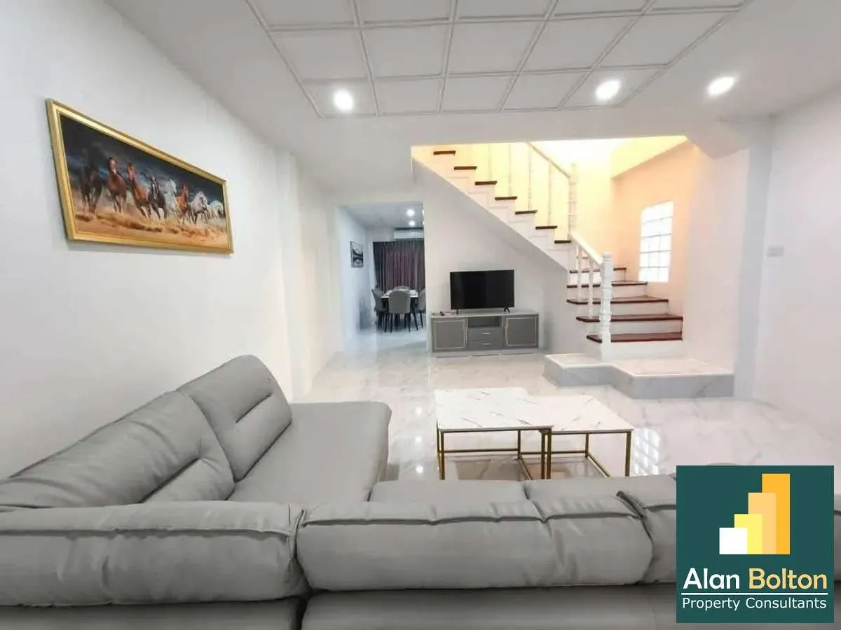 Newly Renovation Townhouse 3 story 4 beds 5 baths in Pratamnak for RENT