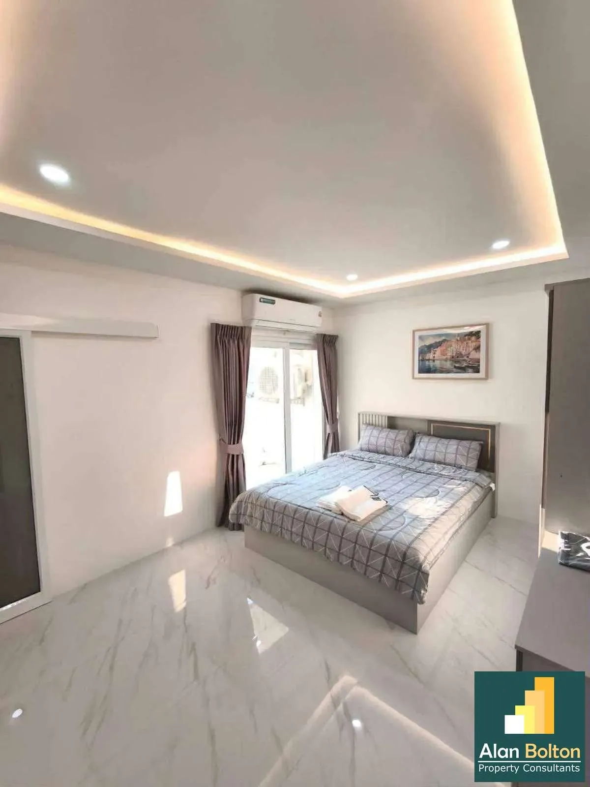 Newly Renovation Townhouse 3 story 4 beds 5 baths in Pratamnak for RENT photo 7