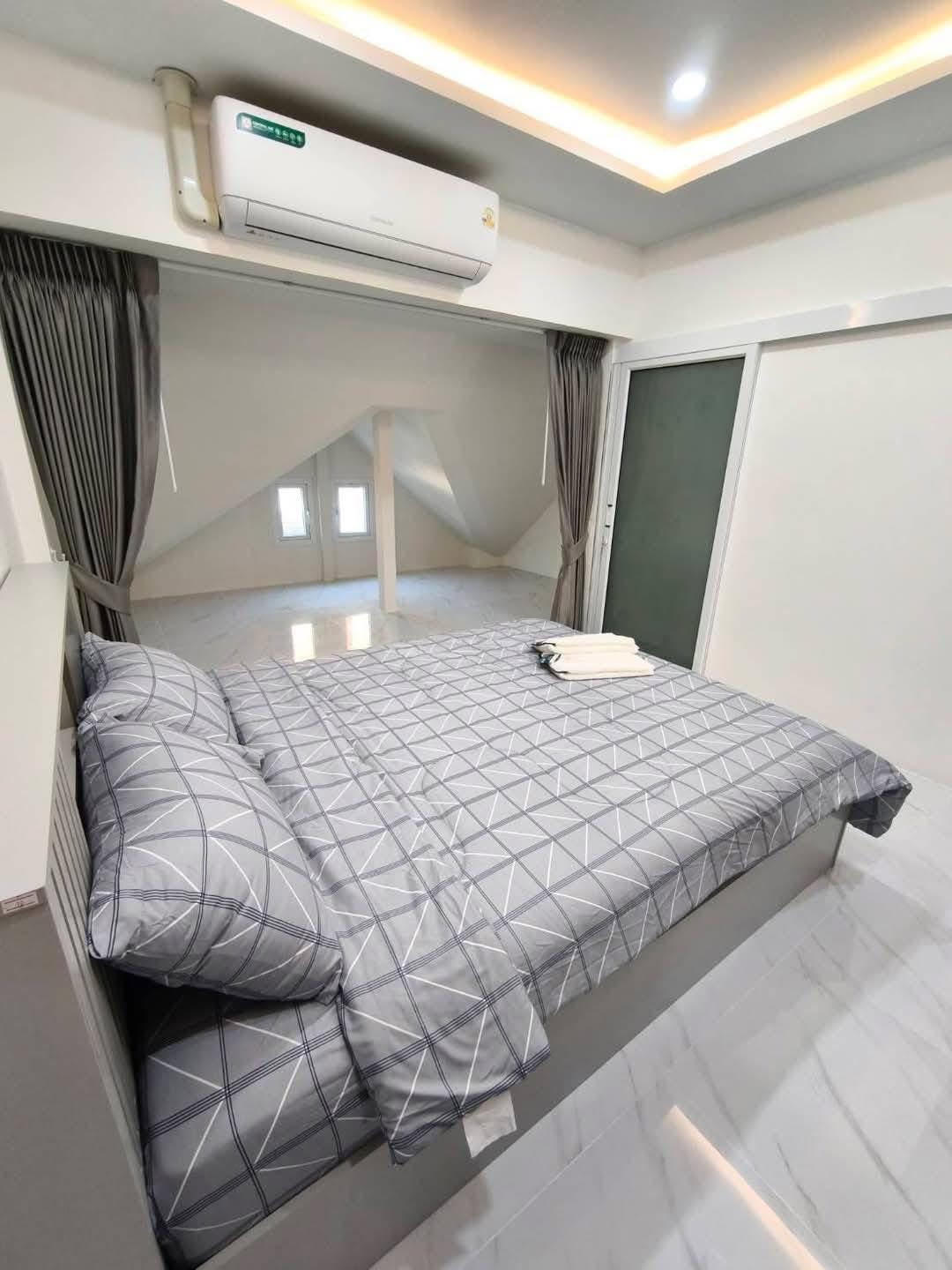 Newly Renovation Townhouse 3 story 4 beds 5 baths in Pratamnak for RENT photo 22