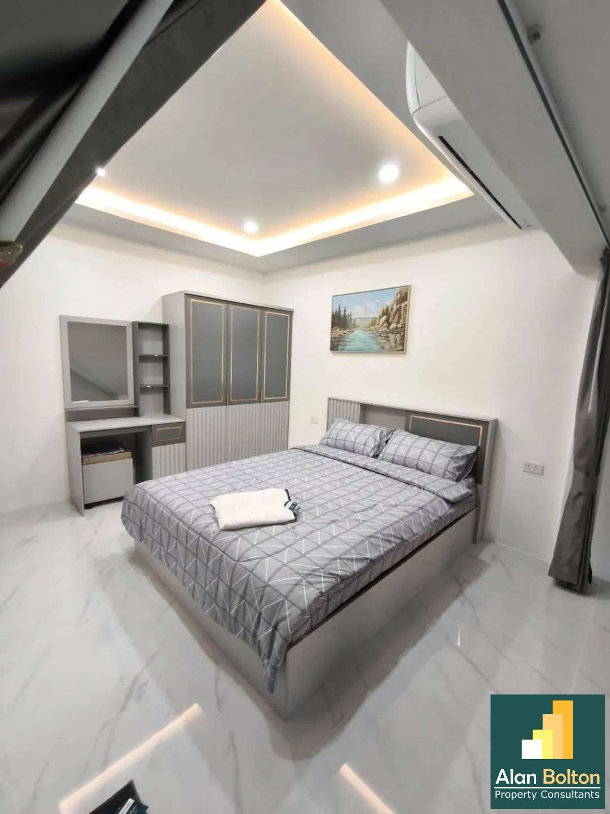 Newly Renovation Townhouse 3 story 4 beds 5 baths in Pratamnak for RENT photo 6