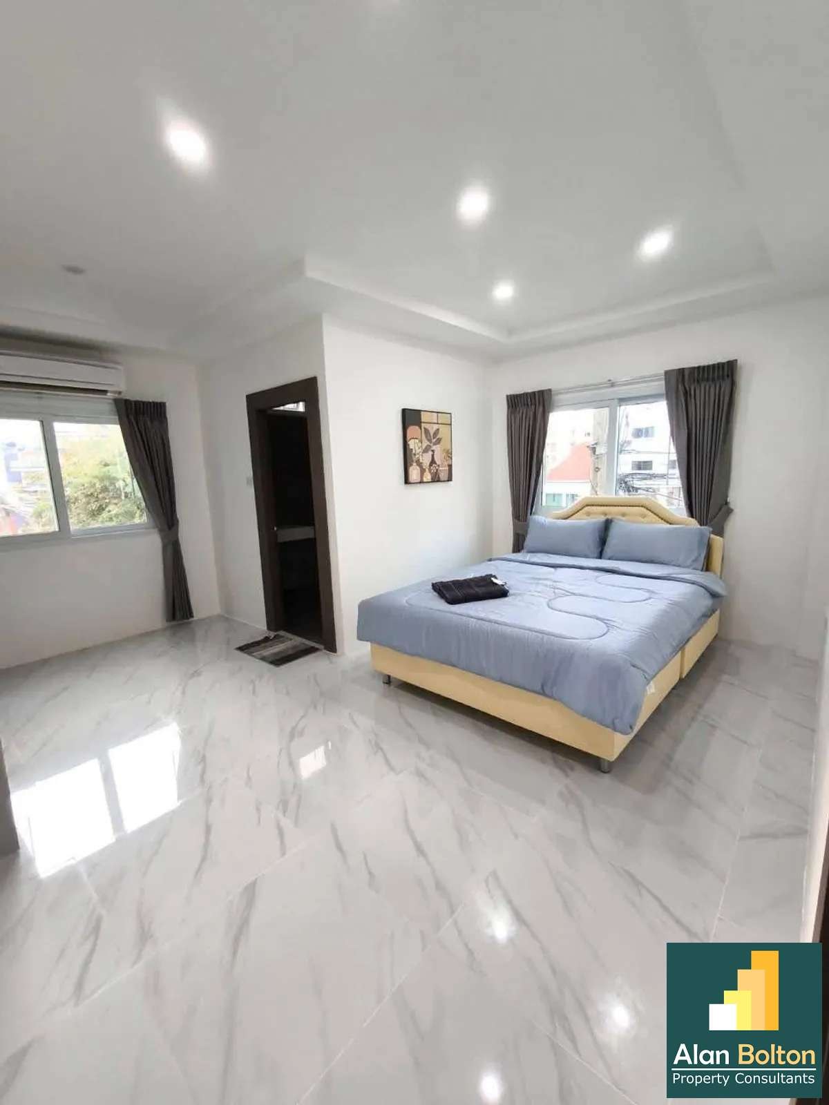 Newly Renovation Townhouse 3 story 4 beds 5 baths in Pratamnak for RENT photo 8