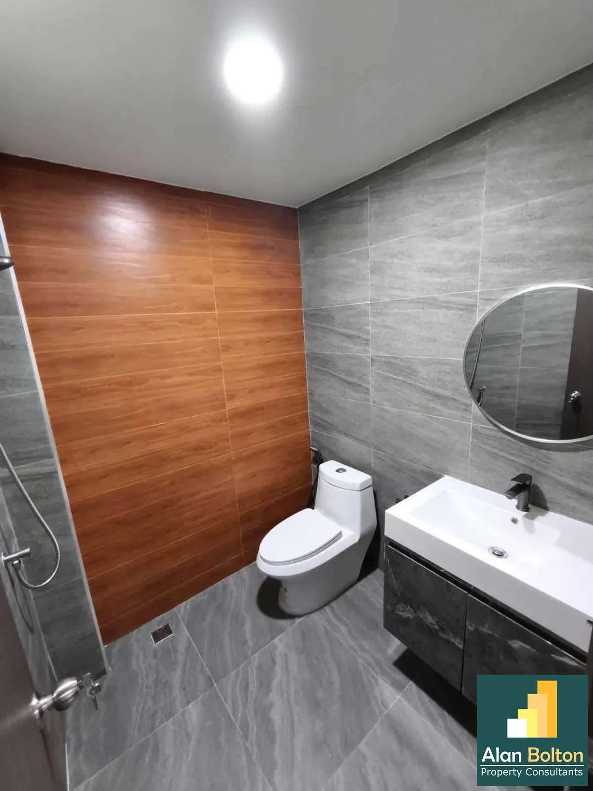 Newly Renovation Townhouse 3 story 4 beds 5 baths in Pratamnak for RENT photo 12