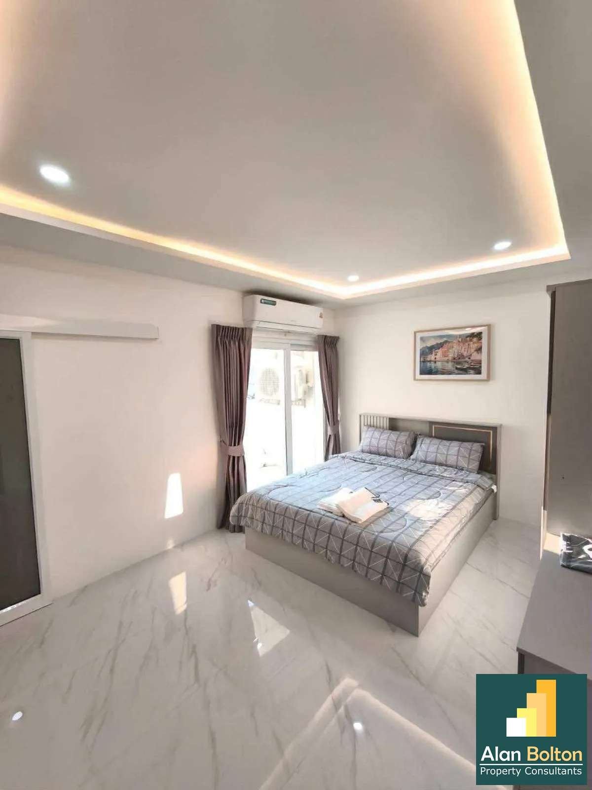 Newly Renovation Townhouse 3 story 4 beds 5 baths in Pratamnak for RENT photo 7