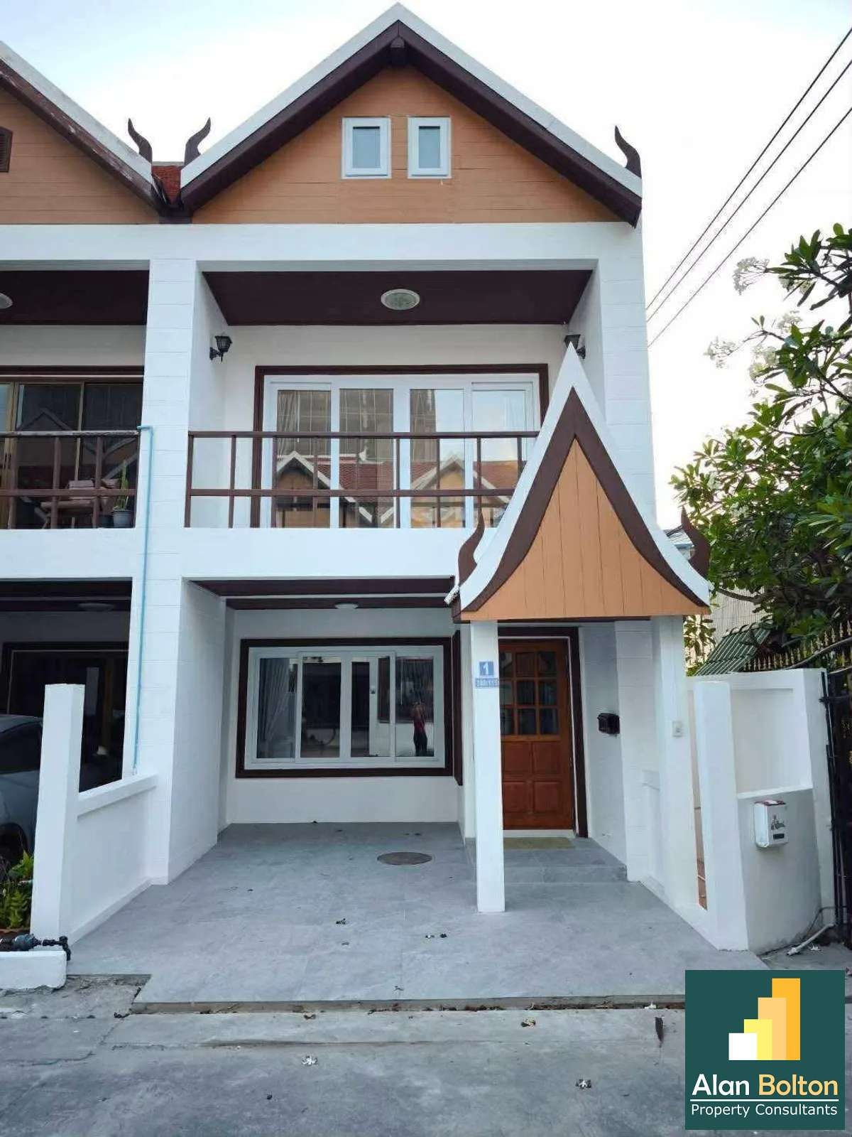 Newly Renovation Townhouse 3 story 4 beds 5 baths in Pratamnak for RENT photo 2