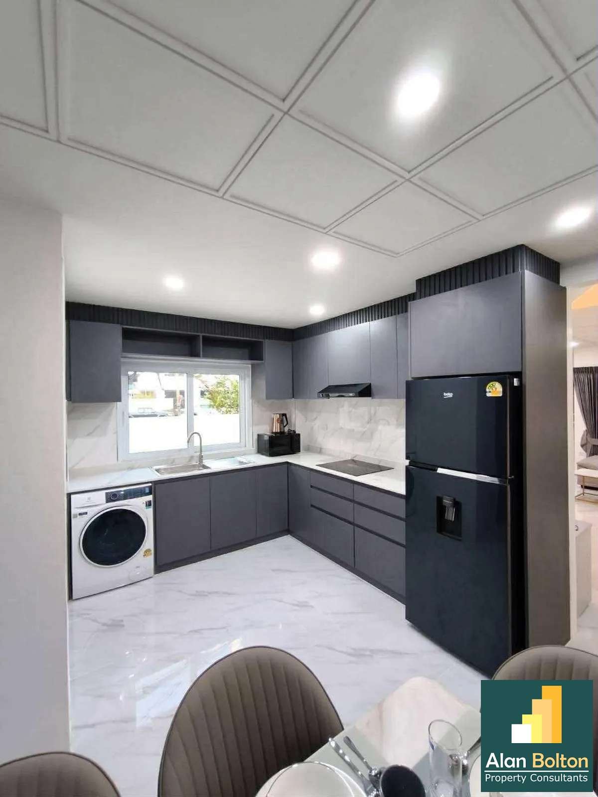 Newly Renovation Townhouse 3 story 4 beds 5 baths in Pratamnak for RENT photo 5