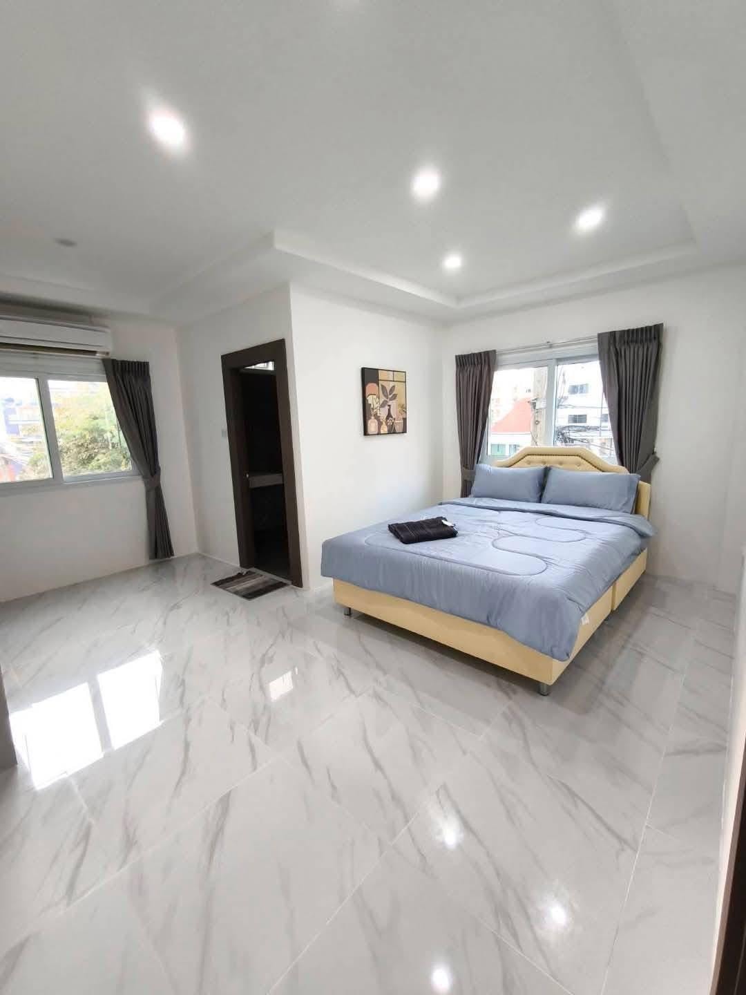 Newly Renovation Townhouse 3 story 4 beds 5 baths in Pratamnak for RENT photo 21