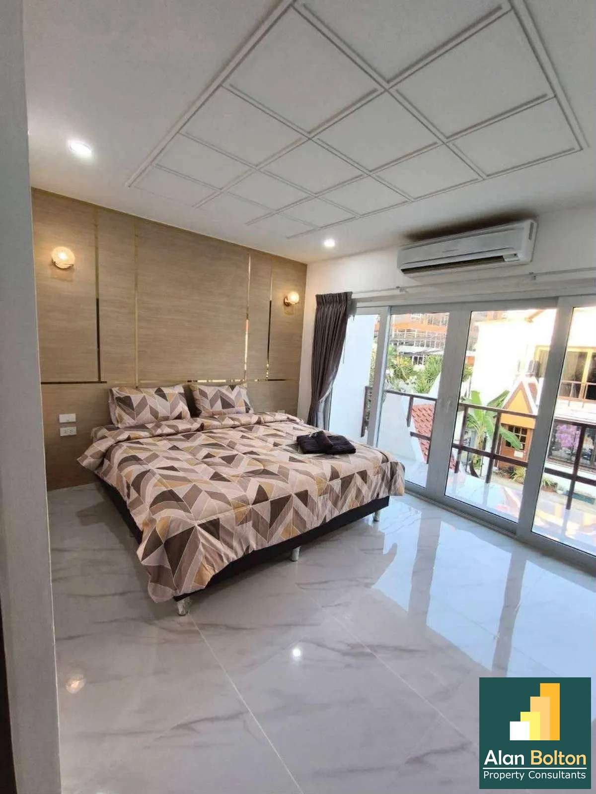 Newly Renovation Townhouse 3 story 4 beds 5 baths in Pratamnak for RENT photo 9
