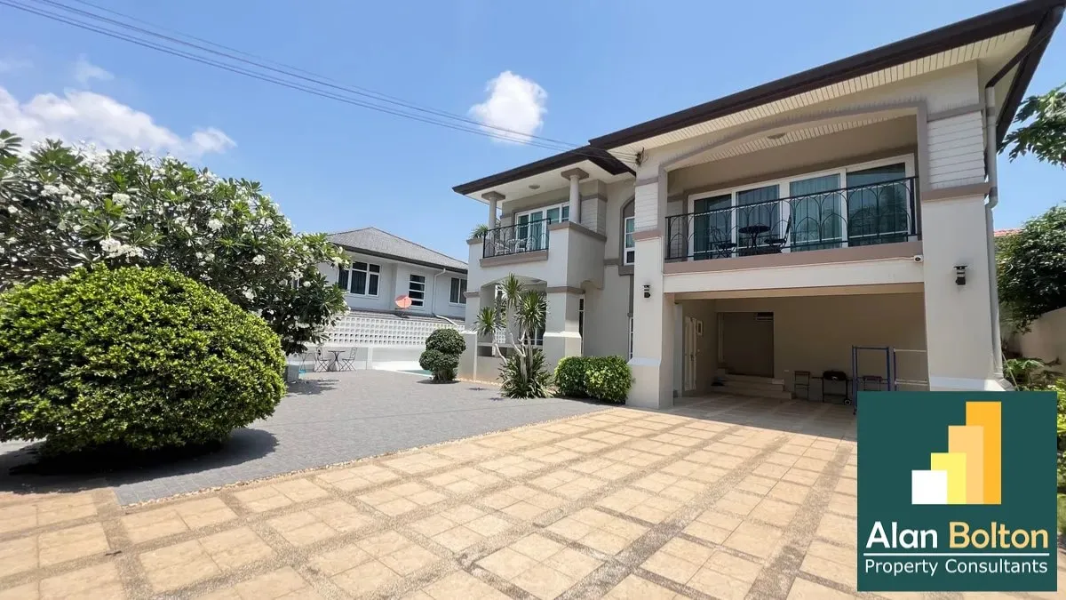 Pool Villa 4 Bedrooms 3 Bathrooms in East Pattaya