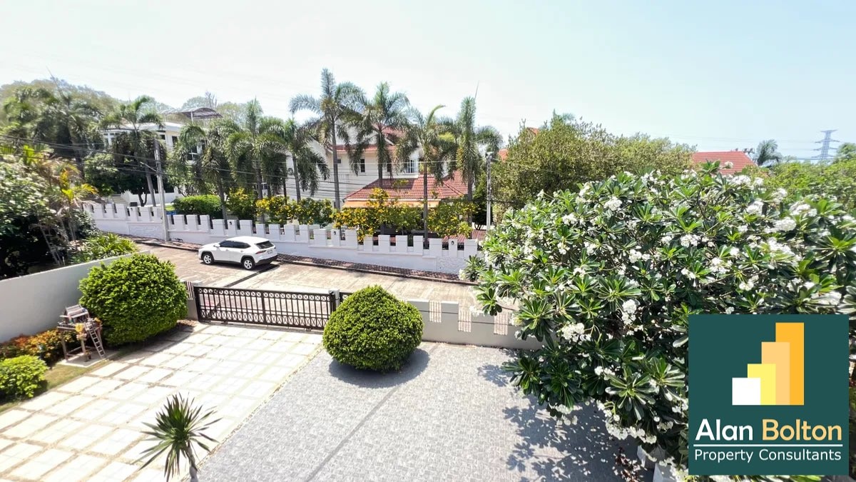 Pool Villa 4 Bedrooms 3 Bathrooms in East Pattaya photo 24