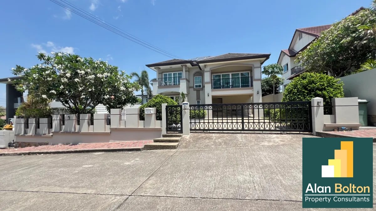 Pool Villa 4 Bedrooms 3 Bathrooms in East Pattaya photo 2