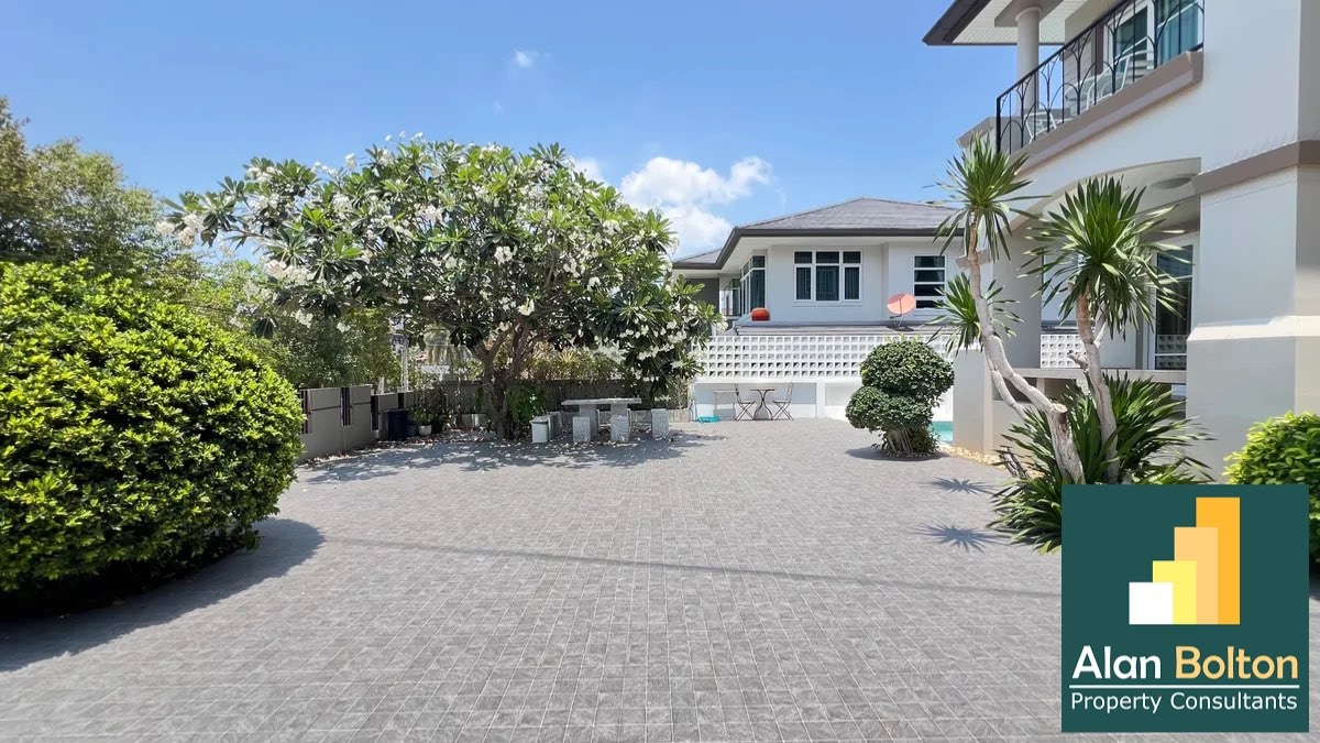 Pool Villa 4 Bedrooms 3 Bathrooms in East Pattaya photo 3