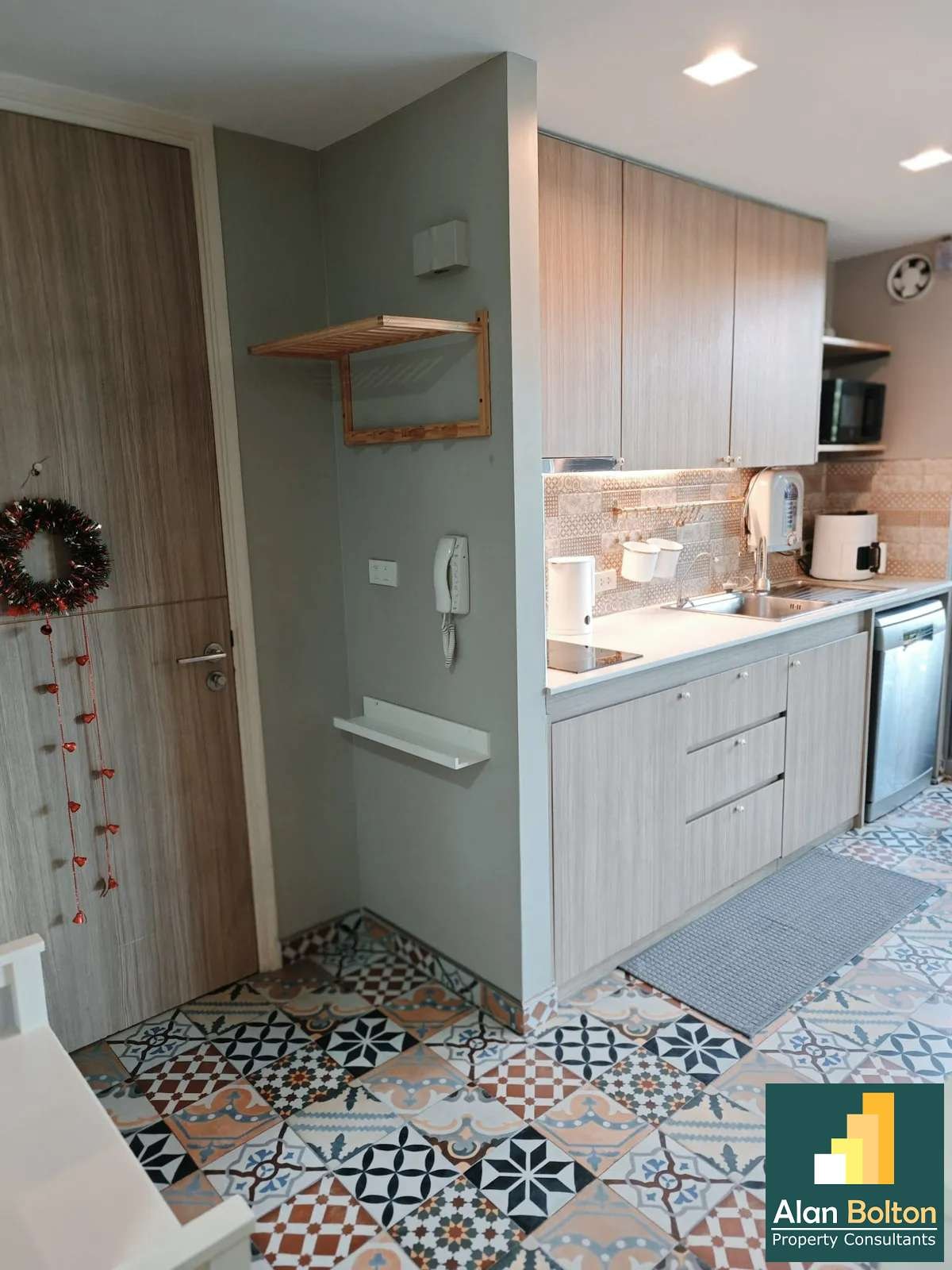 Two Bedroom Condo For Sale in Prahtamnak area photo 4