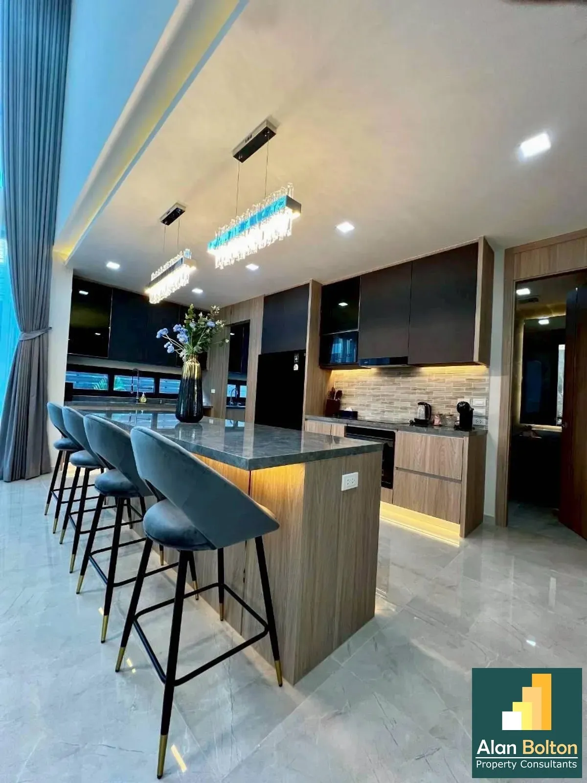 Brand New Modern Luxury 5 Bed 6 Bath Pool Villa In East Pattaya photo 2