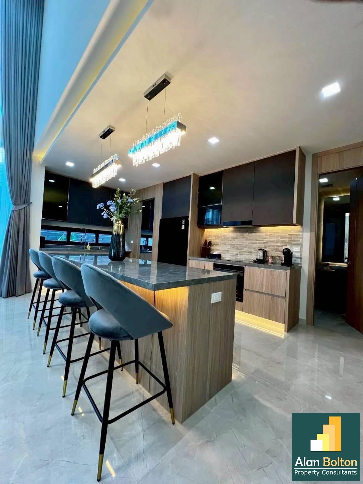 Brand New Modern Luxury 5 Bed 6 Bath Pool Villa In East Pattaya photo 2