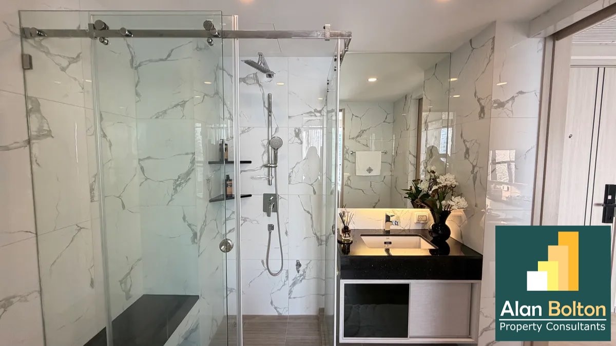 Stunning Sea view 1 bedroom condo for sale in Prahtamnak photo 3