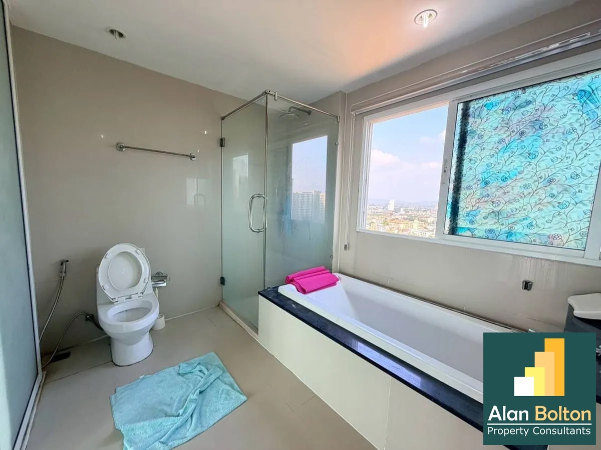 Large One Bedroom Condo for sale In Wongamat photo 9