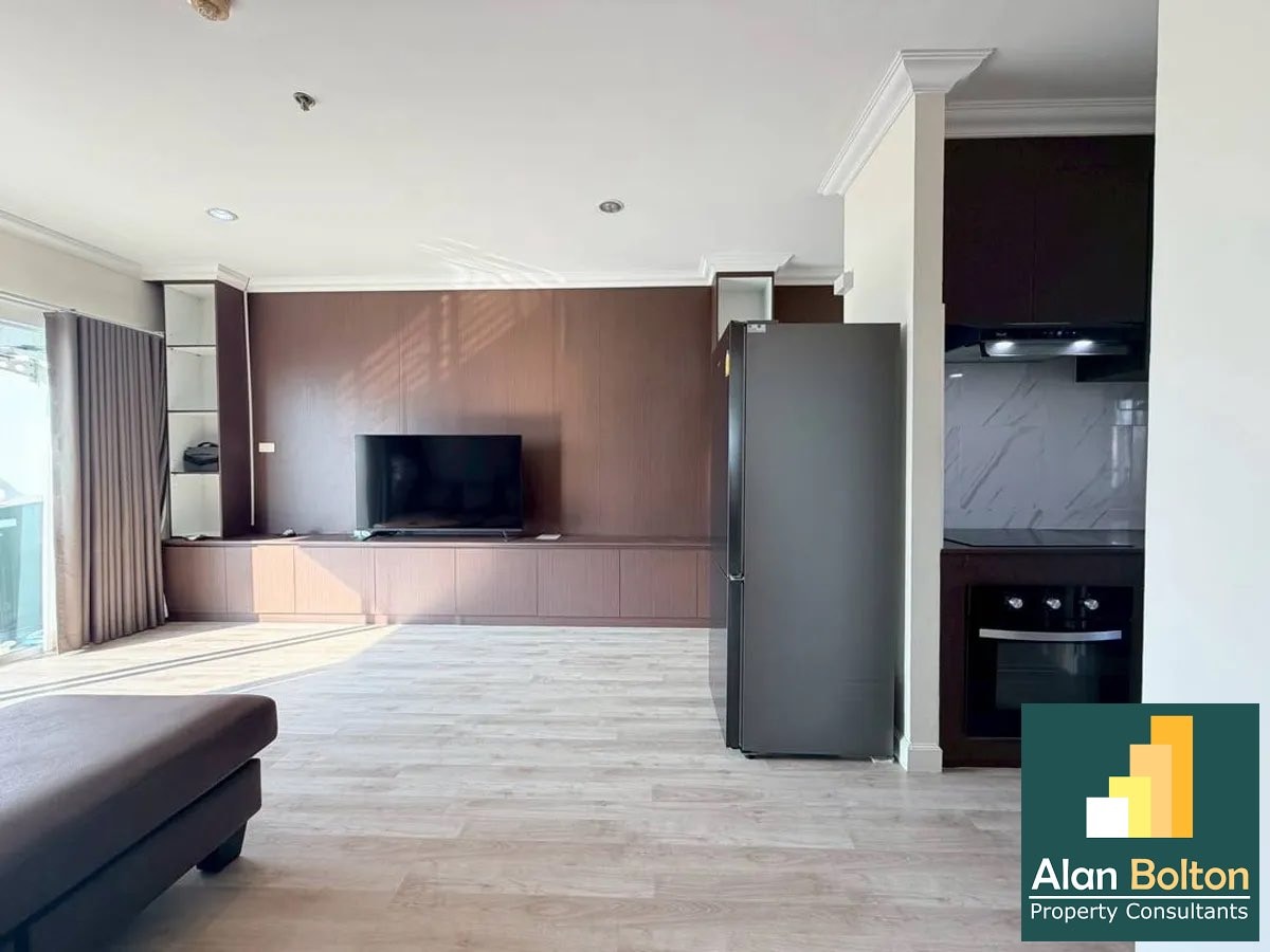 Large One Bedroom Condo for sale In Wongamat photo 4