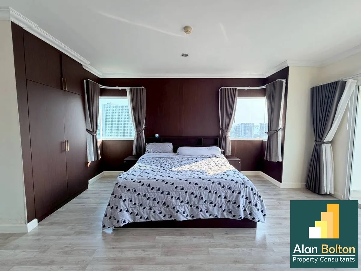 Large One Bedroom Condo for sale In Wongamat