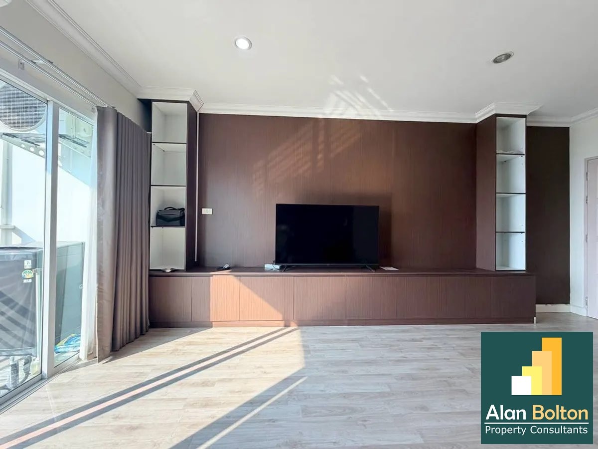 Large One Bedroom Condo for sale In Wongamat photo 5