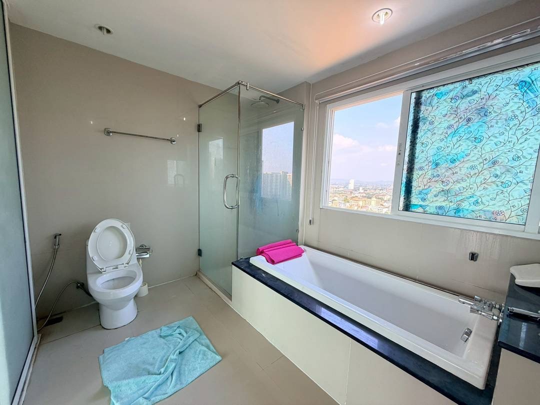 Large One Bedroom Condo for sale In Wongamat photo 13