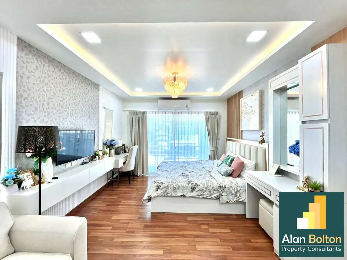 Corner unit house for sale photo 12