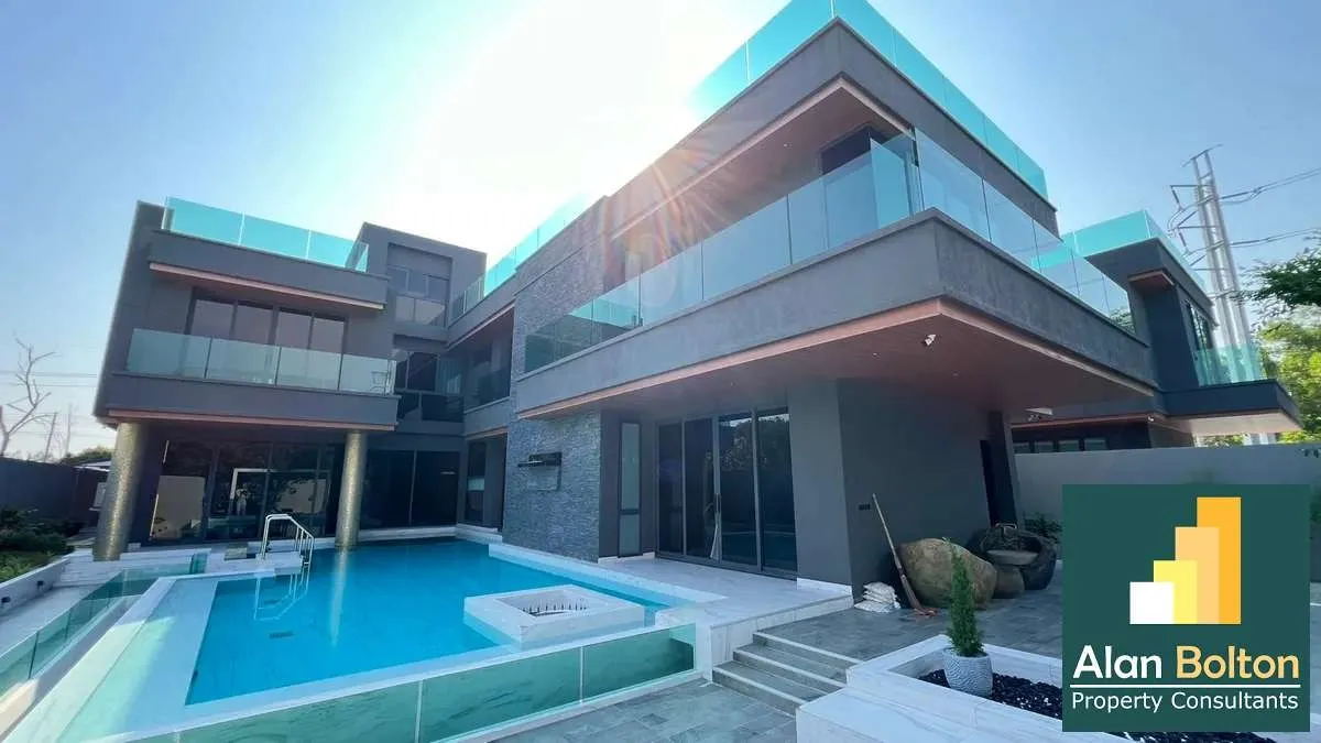 Modern Luxury Pool Villa 5 Bedrooms 7 Bathrooms in East Pattaya