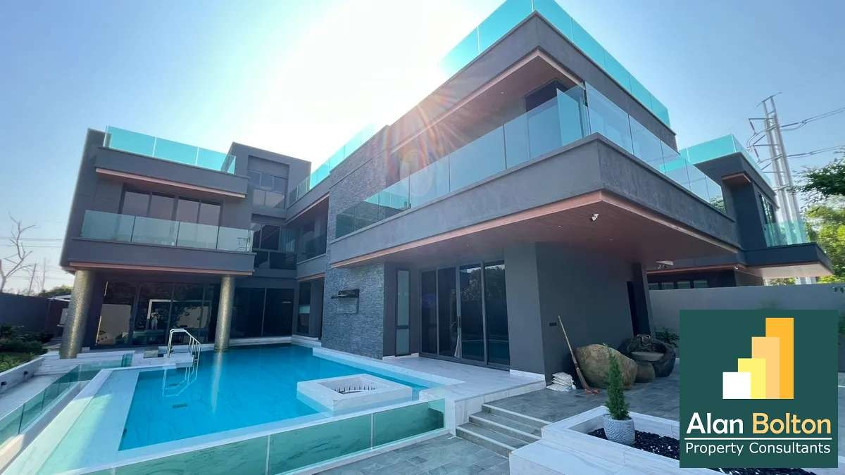 Modern Luxury Pool Villa 5 Bedrooms 7 Bathrooms in East Pattaya