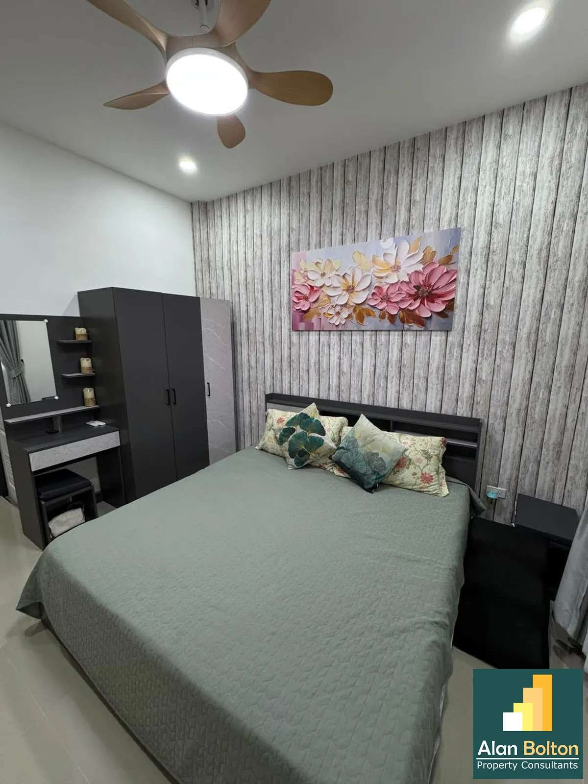 Like New 2 Bed 1 Bath Townhouse In North Pattaya photo 21