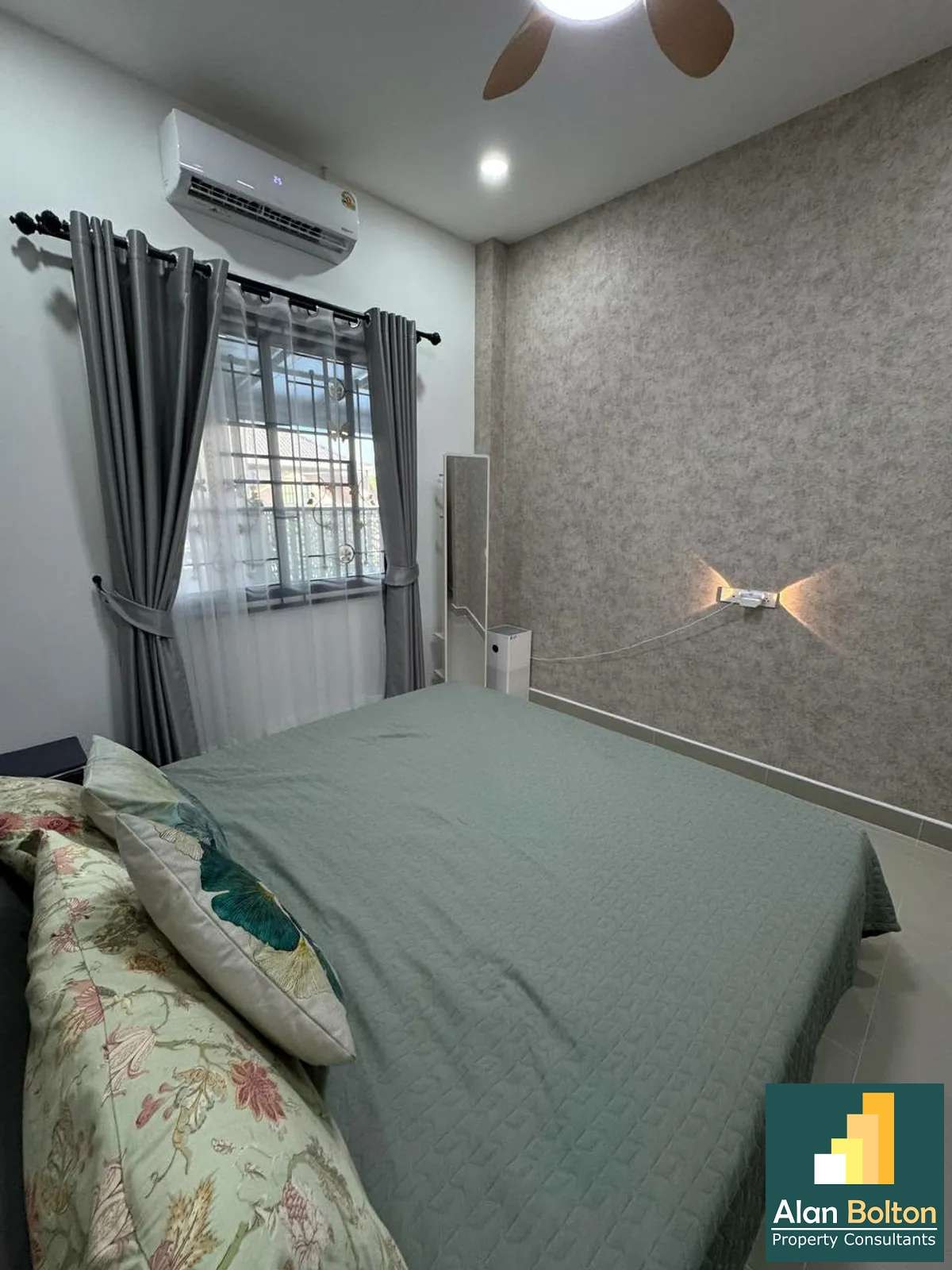 Like New 2 Bed 1 Bath Townhouse In North Pattaya photo 23