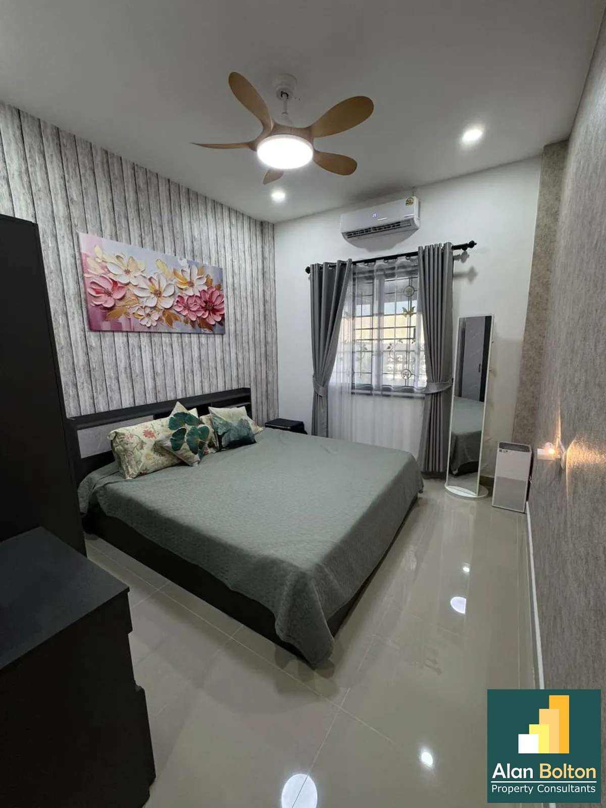 Like New 2 Bed 1 Bath Townhouse In North Pattaya photo 20