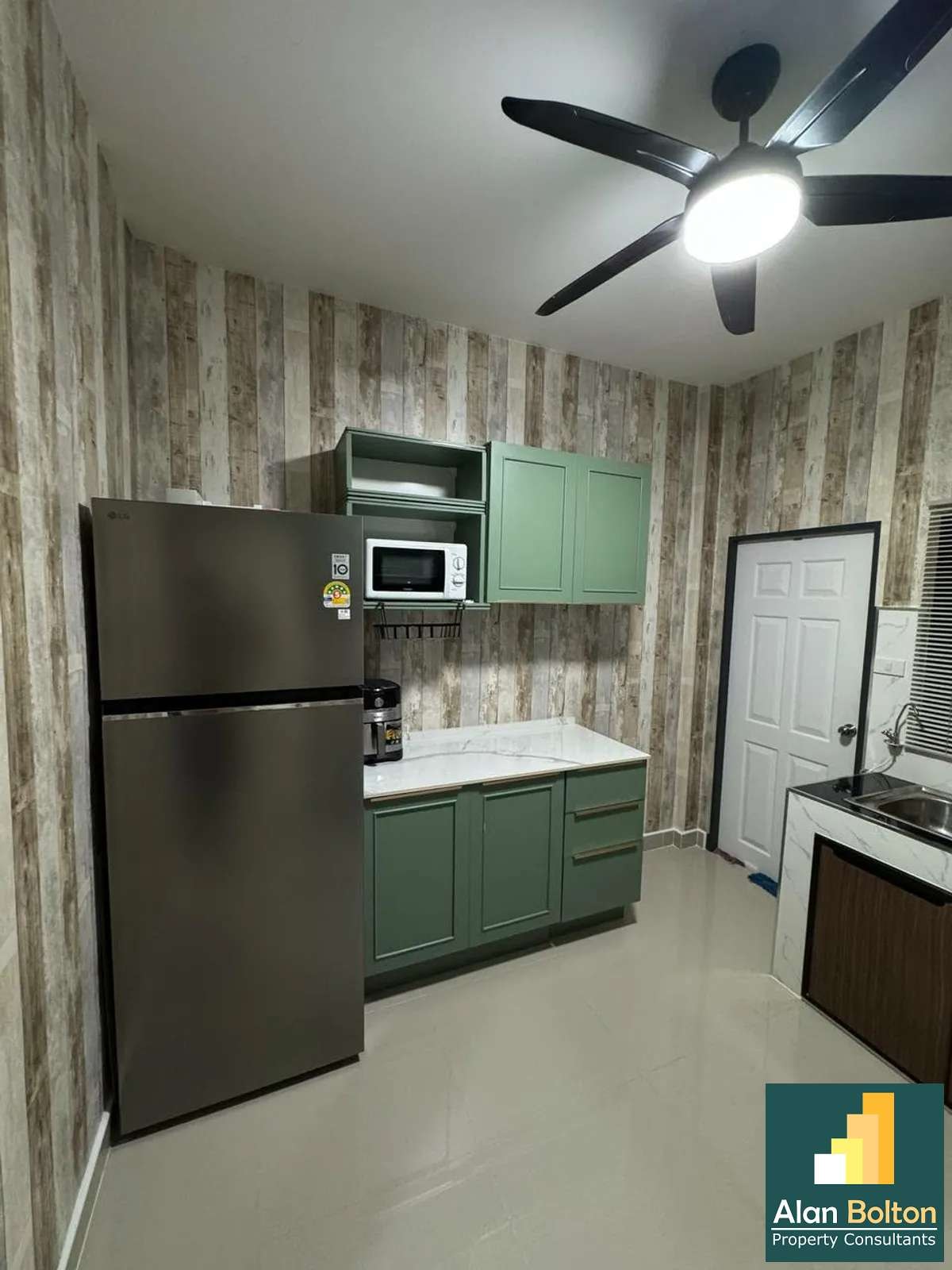 Like New 2 Bed 1 Bath Townhouse In North Pattaya photo 14