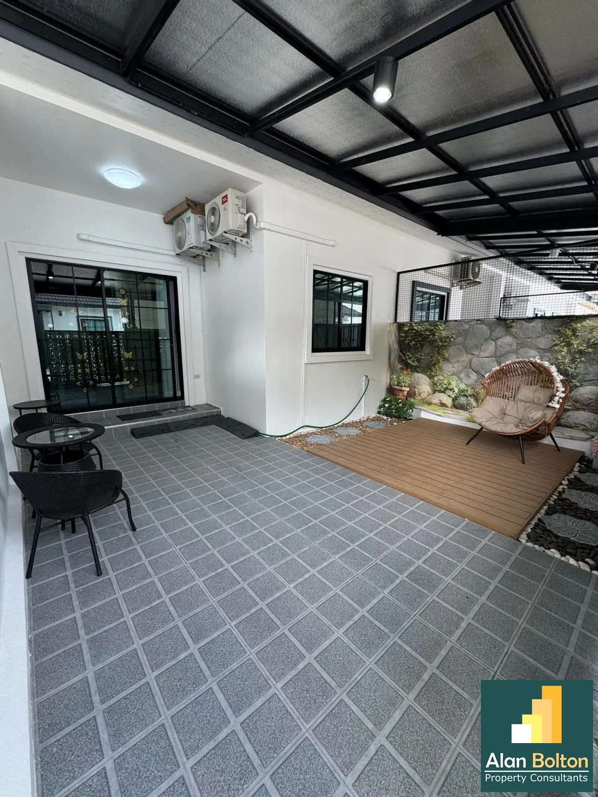 Like New 2 Bed 1 Bath Townhouse In North Pattaya