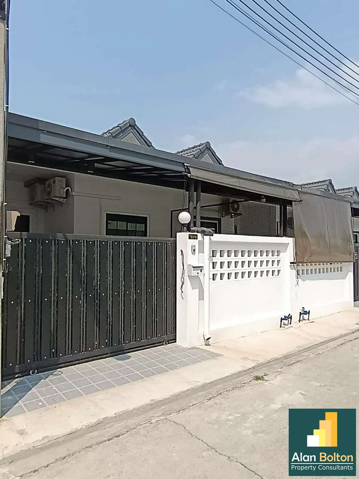 Like New 2 Bed 1 Bath Townhouse In North Pattaya photo 8