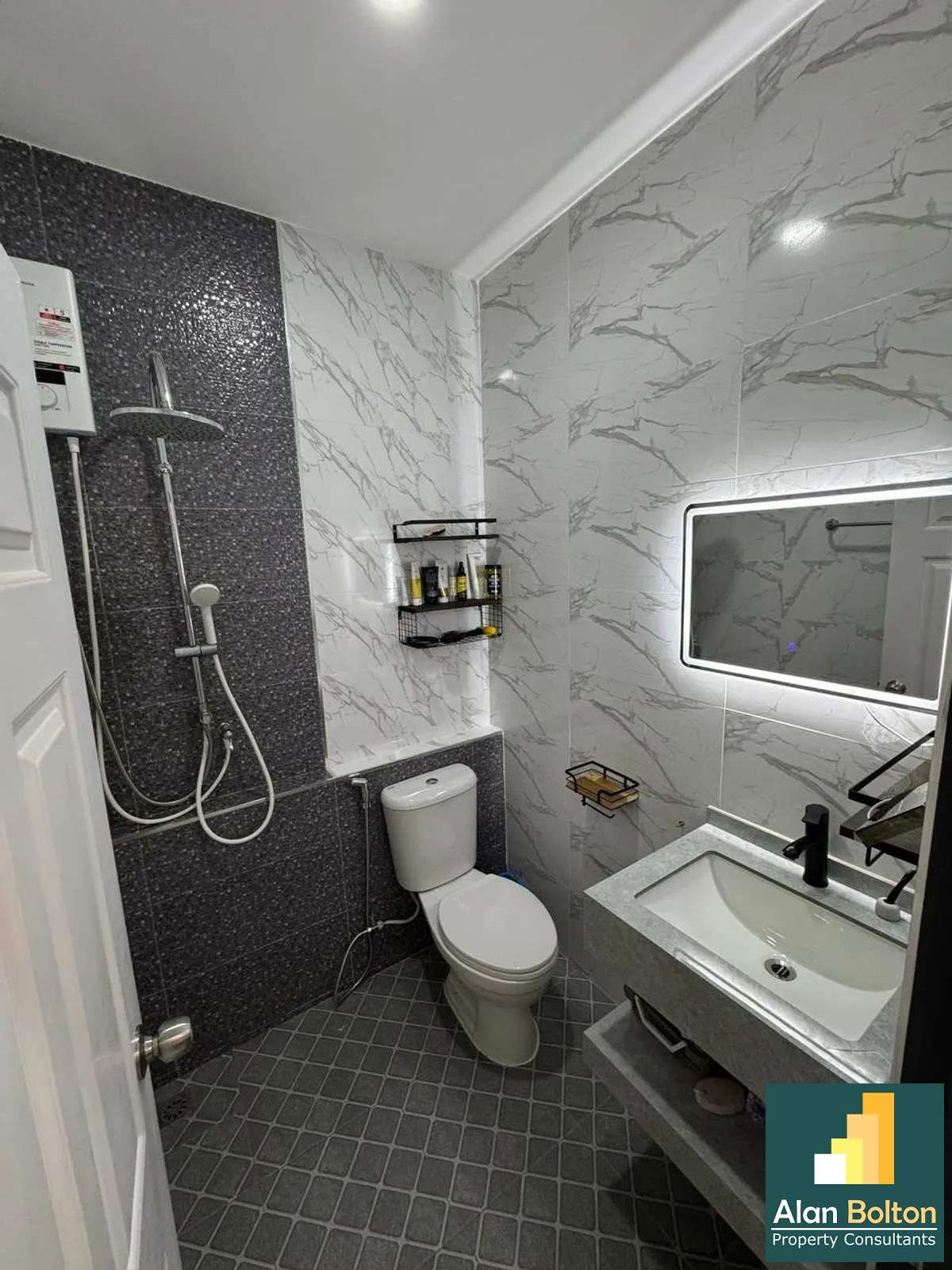 Like New 2 Bed 1 Bath Townhouse In North Pattaya photo 18