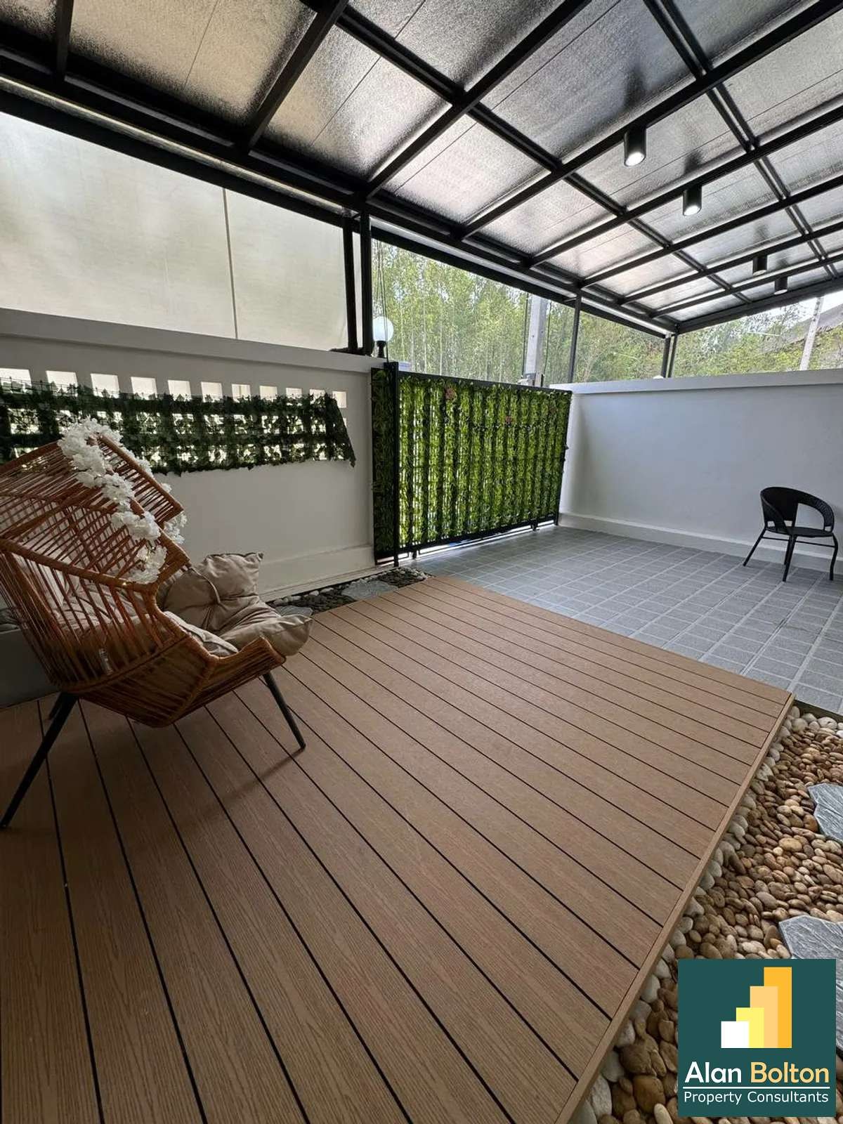 Like New 2 Bed 1 Bath Townhouse In North Pattaya photo 2