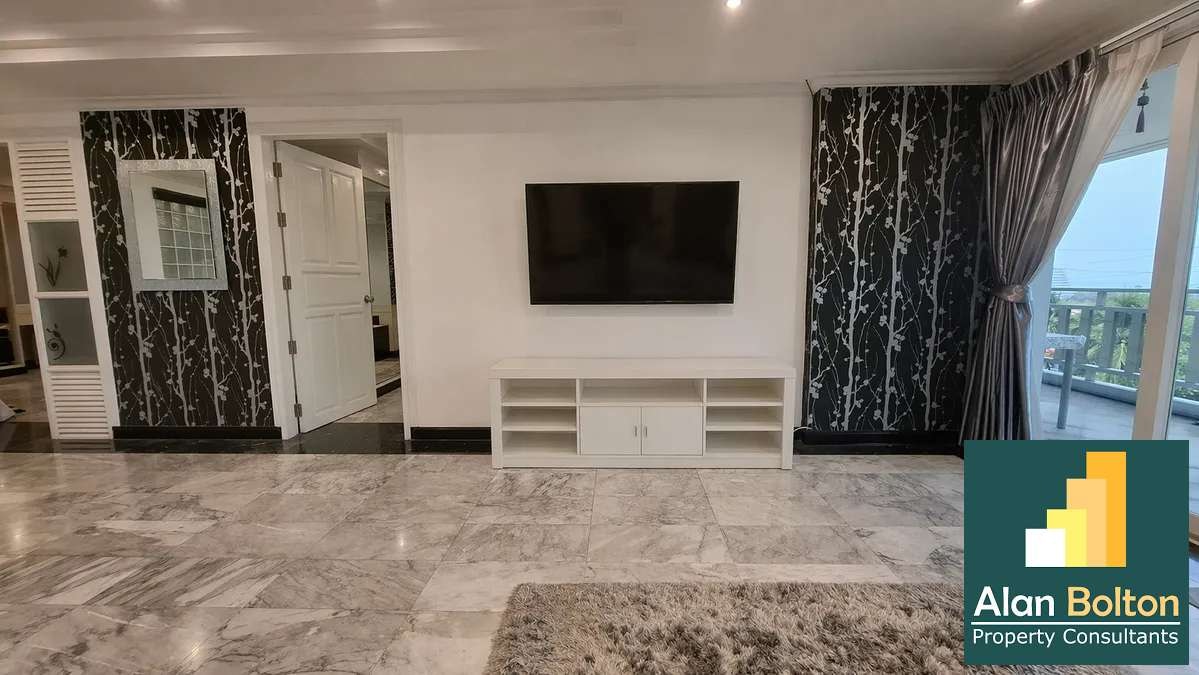 Spacious 3-Bedroom Condo with Large Balcony at Royal Hill Resort – Thappraya Road photo 4