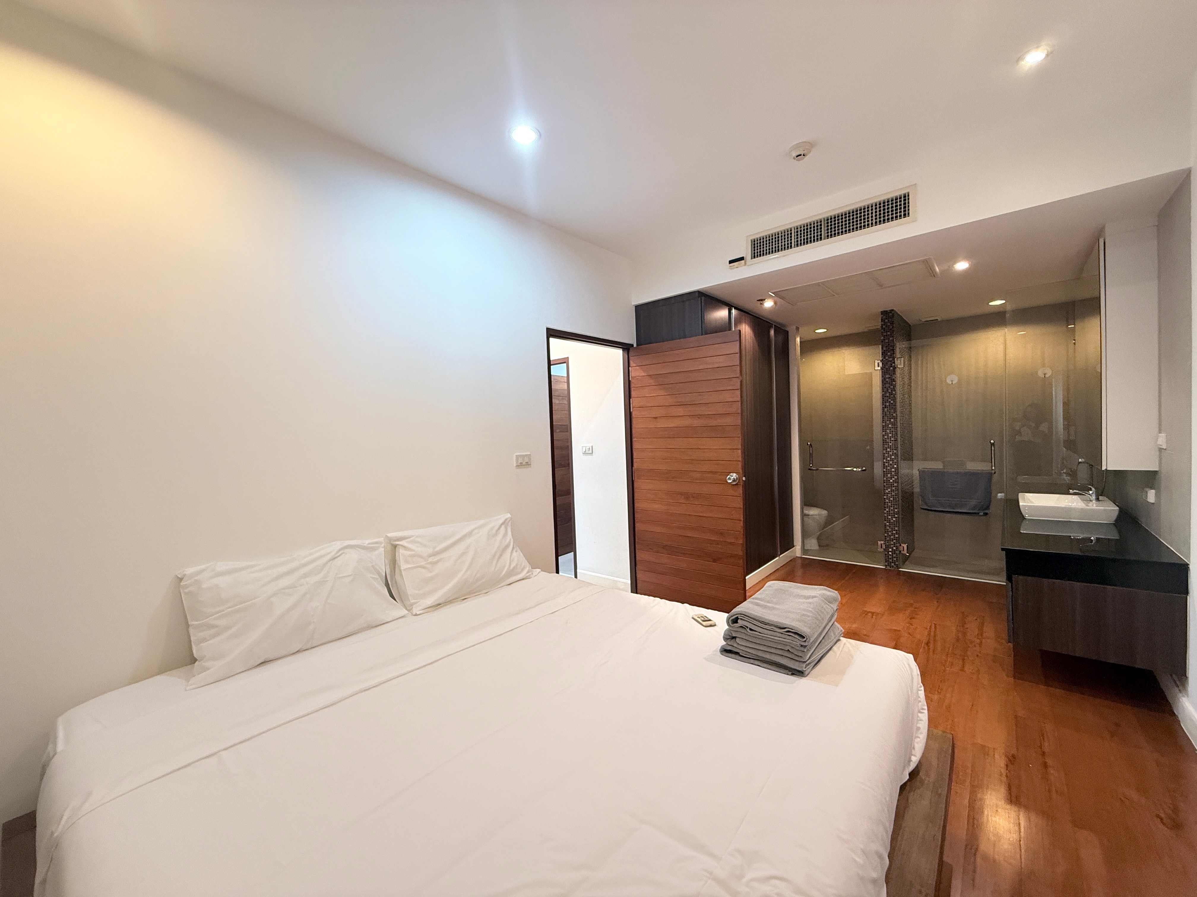Pool view in pratumnak for rent photo 16