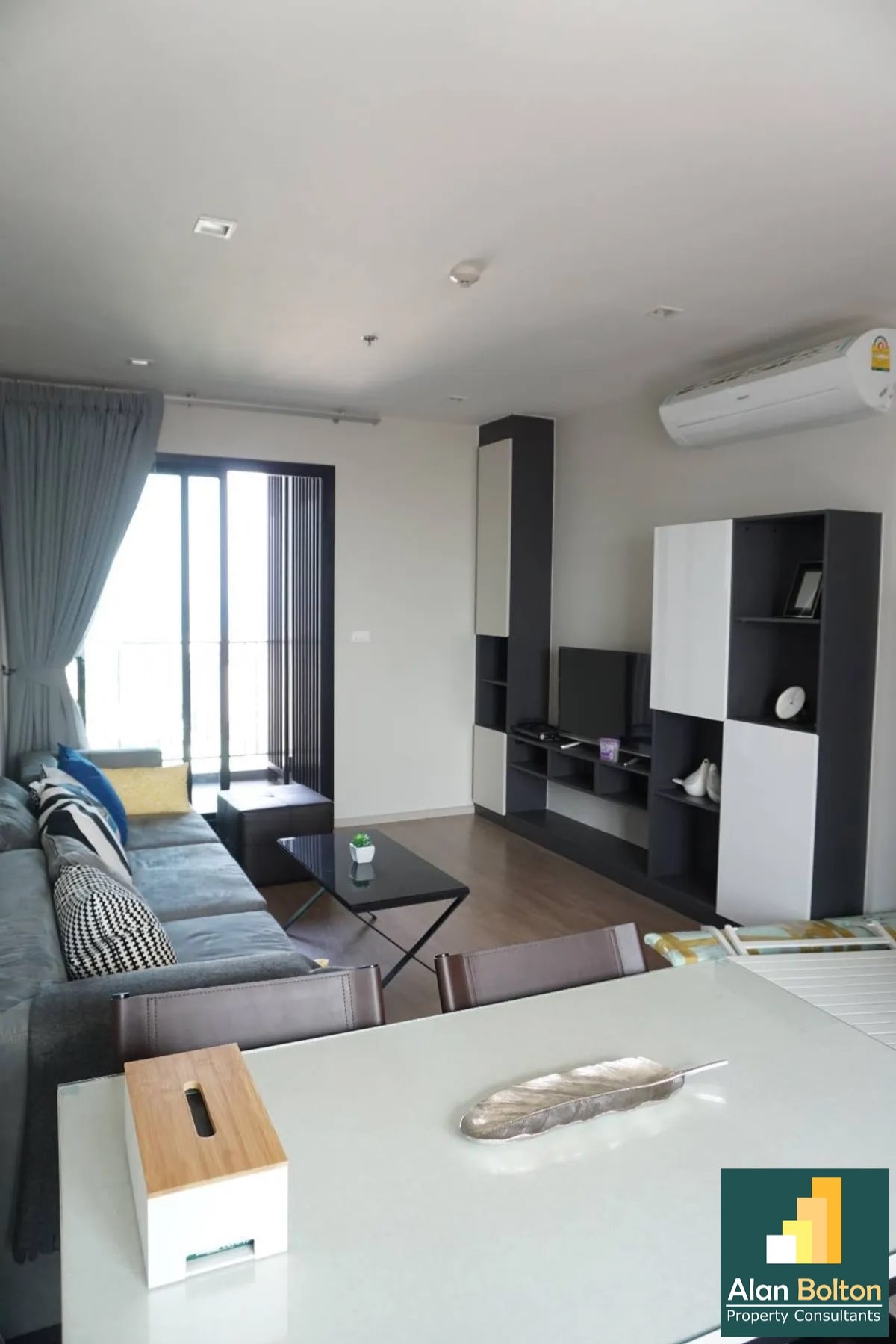 Like New Two Bedrooms Condominium In Central Pattaya For Sale photo 9