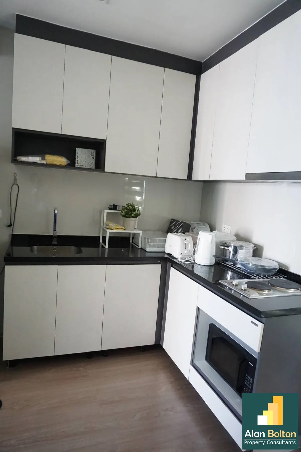 Like New Two Bedrooms Condominium In Central Pattaya For Sale photo 3