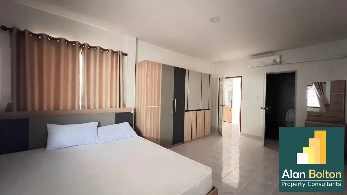 5 Bedrooms 4 Bathrooms in East Pattaya photo 11