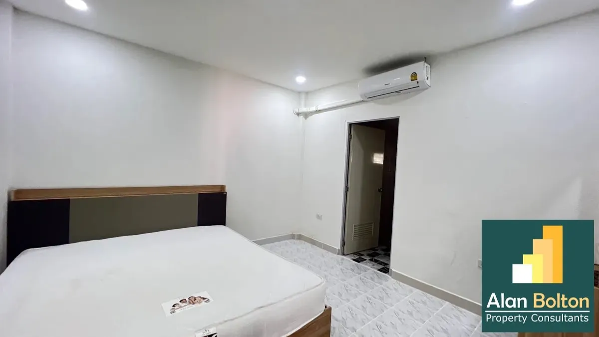 5 Bedrooms 4 Bathrooms in East Pattaya photo 12