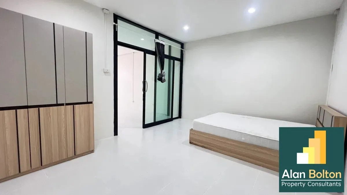 5 Bedrooms 4 Bathrooms in East Pattaya photo 13
