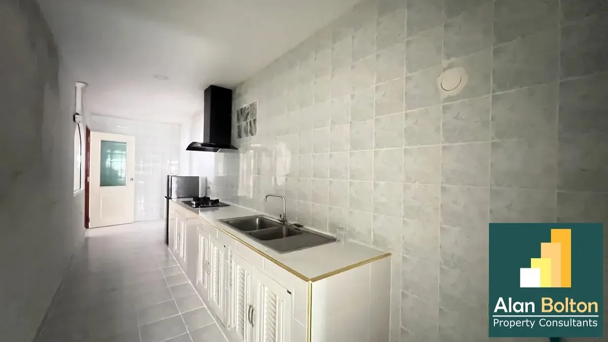5 Bedrooms 4 Bathrooms in East Pattaya photo 8