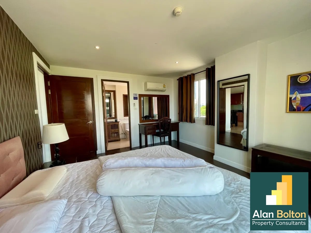 Jomtien Penthouse For sale 2 Bedroom 2 Bathroom 100 SQM In Thai Ownership photo 4