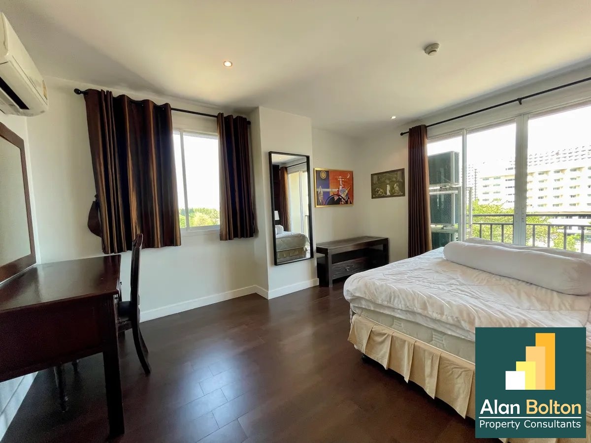 Jomtien Penthouse For sale 2 Bedroom 2 Bathroom 100 SQM In Thai Ownership photo 6